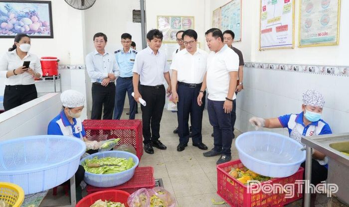 Đoàn kiểm tra liên ngành về an toàn thực phẩm Trung ương kiểm tra công tác bảo đảm an toàn thực phẩm tại bếp ăn tập thể Công ty Cổ phần May Sông Tiền (phường Trung An).