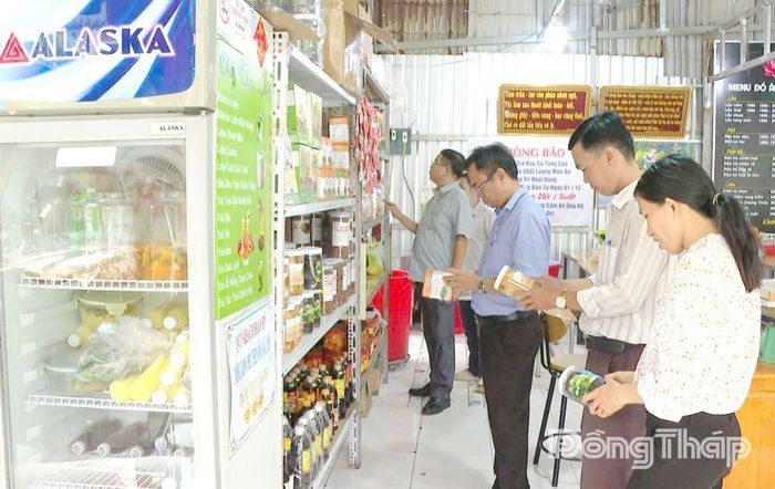 Đoàn kiểm tra liên ngành về an toàn thực phẩm phường Cao Lãnh tổ chức kiểm tra các cơ sở kinh doanh thực phẩm trên địa bàn phường.