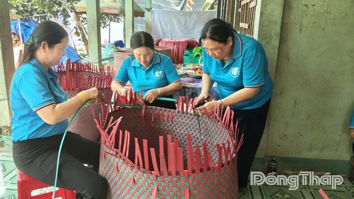 Công việc đan giỏ sầu riêng không chỉ mang lại thu nhập, mà còn tạo sự gắn kết, sẻ chia giữa các hội viên phụ nữ.