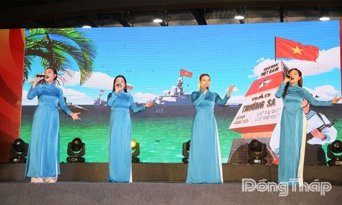 Biểu diễn tiết mục "Trường Sa ca".