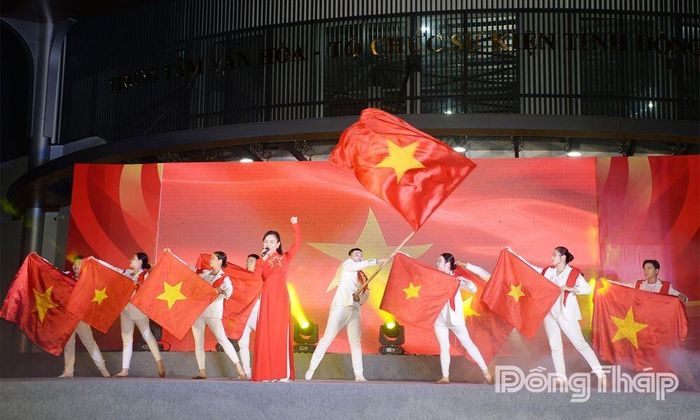 Biểu diễn tiết mục "Nhà tôi có treo một lá cờ".