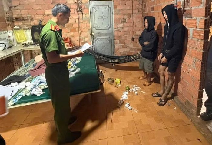 Công an xã Ia Grai bắt giữ Hiếu và Đại khi tổ chức sử dụng, tàng trữ trái phép chất ma túy. Ảnh: Tường Văn