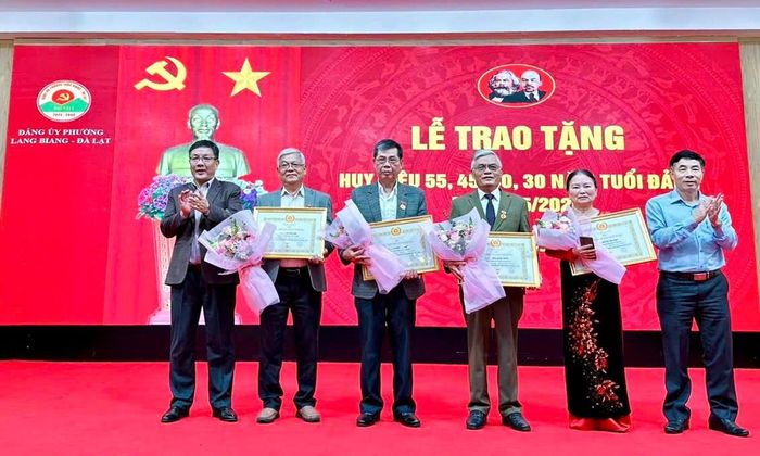 Lãnh đạo phường Lang Biang - Đà Lạt trao Huy hiệu Đảng cho các đảng viên 30 năm tuổi Đảng