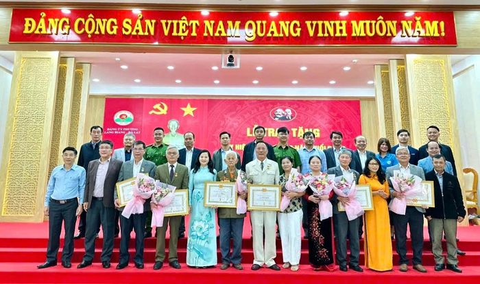 Các đồng chí trong Ban Chấp hành Đảng bộ phường Lang Biang - Đà Lạt chúc mừng các đảng viên được trao tặng Huy hiệu Đảng