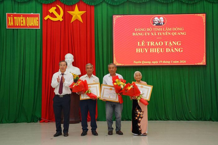 Đồng chí Nguyễn Văn Luân, Bí thư Đảng ủy xã Tuyên Quang trao tặng Huy hiệu 60 năm tuổi Đảng, 45 năm tuổi Đảng và 40 năm tuổi Đảng cho các đảng viên