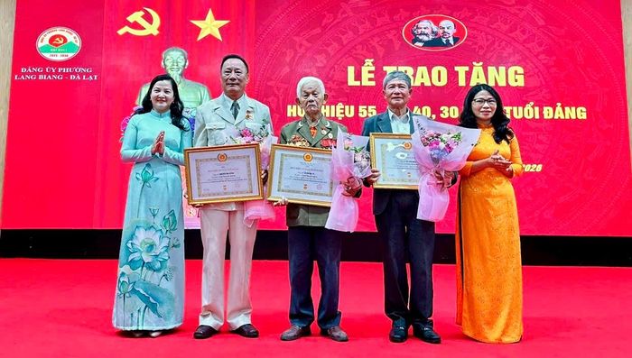 Bí thư Đảng ủy, Chủ tịch HĐND phường Lang Biang - Đà Lạt Trần Thị Chúc Quỳnh và Phó Bí thư Thường trực Đảng ủy phường Nguyễn Thị Cẩm Giang trao Huy hiệu Đảng cho các đảng viên 55, 45, 40 năm tuổi Đảng
