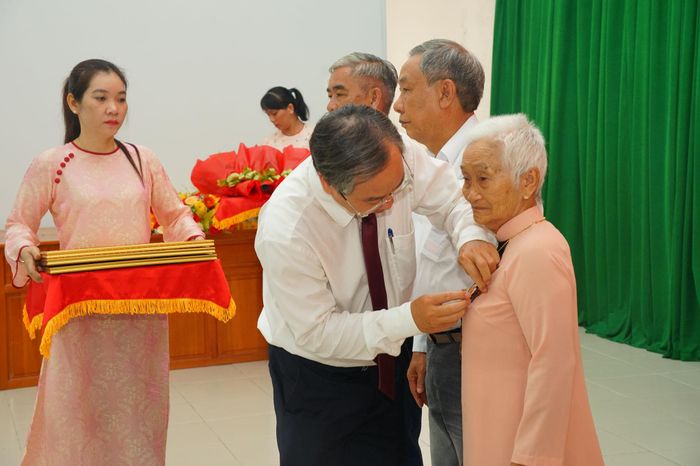 Đồng chí Nguyễn Văn Luân, Bí thư Đảng ủy xã Tuyên Quang trao tặng Huy hiệu 60 năm tuổi Đảng cho đồng chí Nguyễn Thị Tuyết