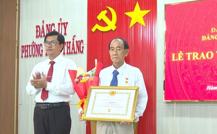 Bí thư Đảng ủy phường Hàm Thắng Đặng Thanh Phúc trao Huy hiệu 55 năm tuổi Đảng