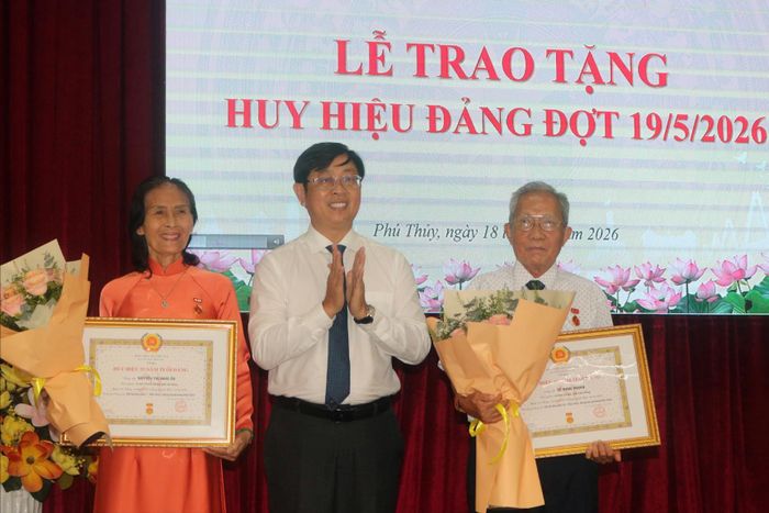 Lãnh đạo Đảng ủy phường Phú Thủy chúc mừng các đảng viên nhận Huy hiệu 55 năm tuổi Đảng