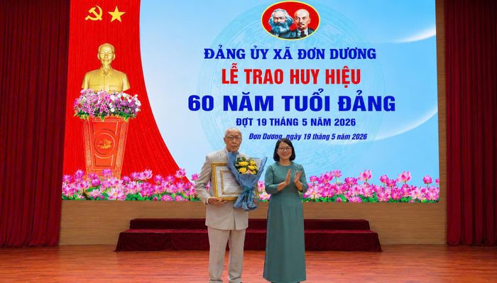 Trao Huy hiệu 60 năm tuổi Đảng cho đồng chí Lê Văn Thân