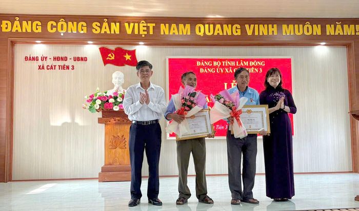 Đồng chí Hà Thị Hạnh, Ủy viên Ban Thường vụ Tỉnh ủy, Phó Chủ tịch Ủy ban MTTQ Việt Nam tỉnh và lãnh đạo địa phương trao Huy hiệu 45 năm tuổi Đảng cho các đảng viên