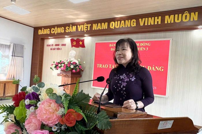 Đồng chí Hà Thị Hạnh, Ủy viên Ban Thường vụ Tỉnh ủy, Phó Chủ tịch Ủy ban MTTQ Việt Nam tỉnh phát biểu chúc mừng các đảng viên