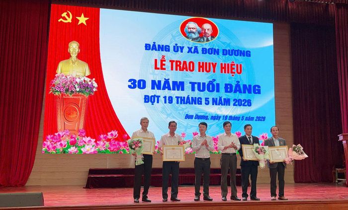 Đảng ủy xã Đơn Dương đã tổ chức Lễ trao Huy hiệu Đảng đợt 19/5