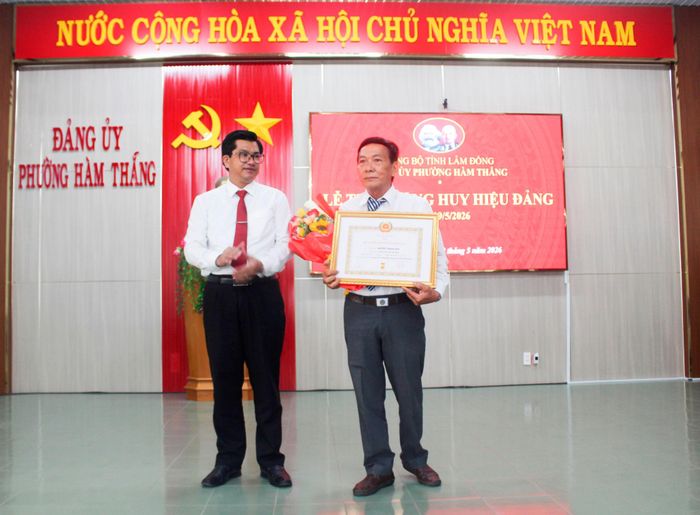 Bí thư Đảng ủy phường Hàm Thắng Đặng Thanh Phúc trao Huy hiệu 50 năm tuổi Đảng