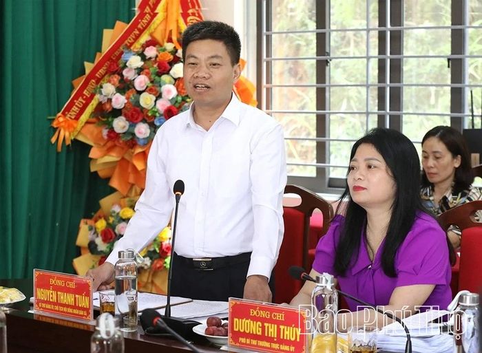 Đồng chí Nguyễn Thanh Tuấn - Bí thư Đảng ủy, Chủ tịch HĐND xã Quy Đức phát biểu tại buổi giám sát.