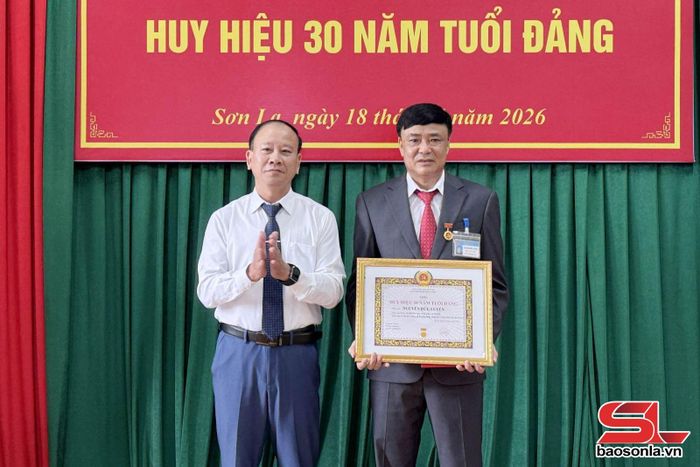 Lãnh đạo Đảng ủy UBND tỉnh trao tặng Huy hiệu 30 năm tuổi Đảng cho đảng viên.