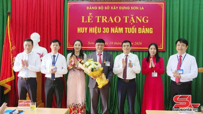Lãnh đạo, đảng viên Sở Xây dựng tặng hoa chúc mừng đồng chí Nguyễn Đức Luyến.