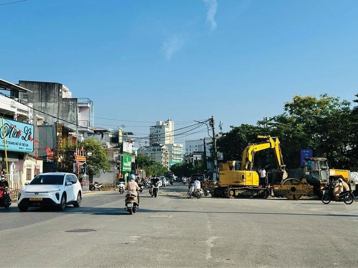 Sáng 7/5, trên tuyến đường Bà Triệu đã xuất hiện máy múc, máy ủi phục vụ công tác giải phóng mặt bằng, nhưng hoạt động vẫn diễn ra cầm chừng 