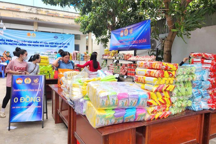 Công đoàn phường Trung Mỹ Tây tổ chức phiên chợ 0 đồng trong Tháng Công nhân