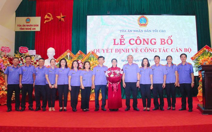 Các đơn vị chúc mừng tân Chánh án Tòa án nhân dân tỉnh Nghệ An