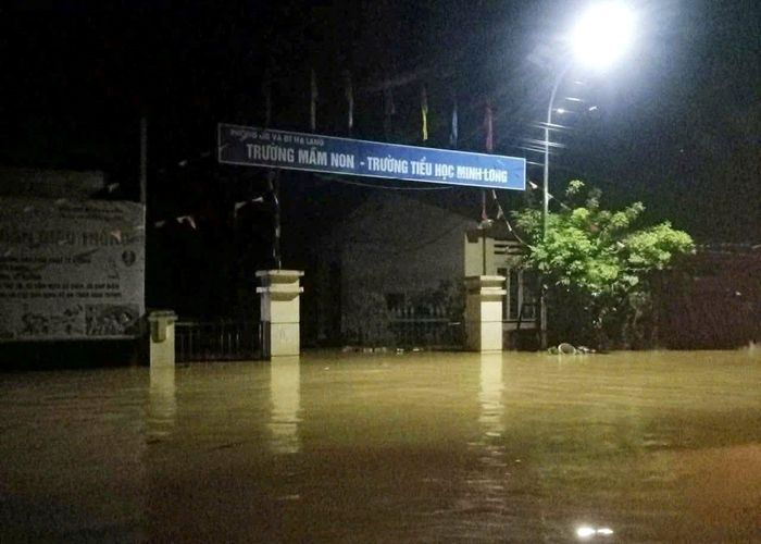Mưa lớn với cường suất cao gây ngập úng nhiều nhà dân và trường học.