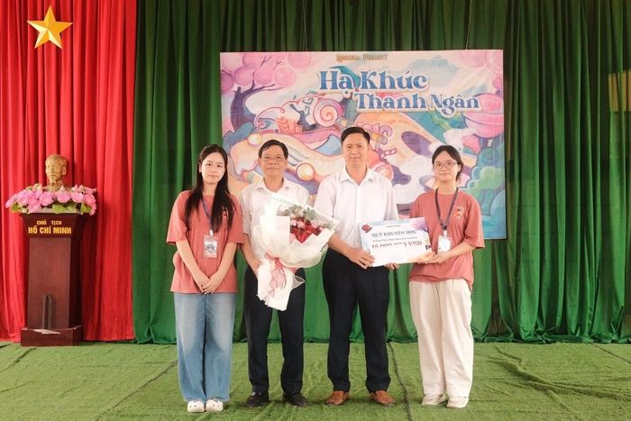 Trao quỹ khuyến học là một trong những hoạt động ý nghĩa của Libreria