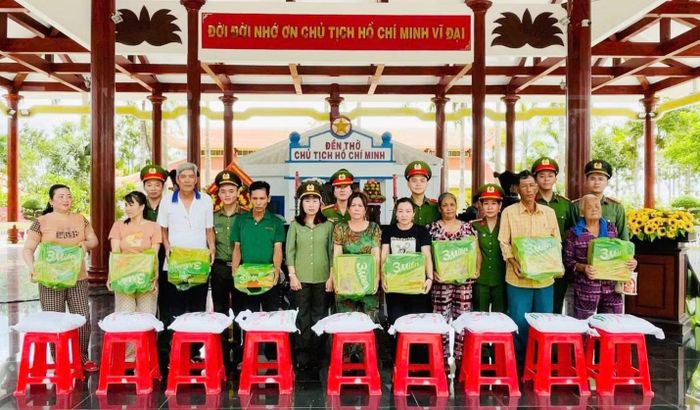 CBCS Phòng Cảnh sát thi hành án hình sự và hỗ trợ tư pháp tặng quà gia đình khó khăn trên địa bàn xã Châu Thới.