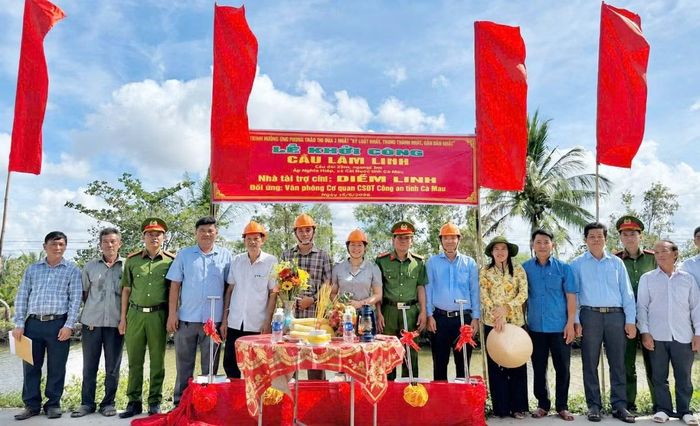 Văn phòng Cơ quan CSĐT Công an tỉnh Cà Mau phối hợp nhà hảo tâm khởi công xây dựng cầu giao thông nông thôn.