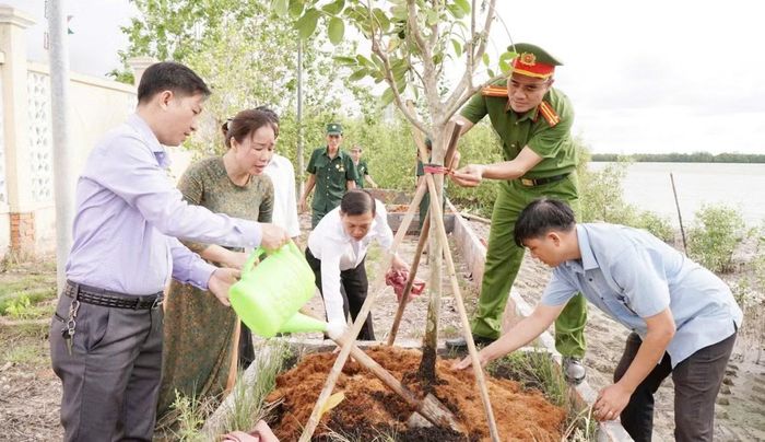 Cán bộ Công an xã Đất Mũi tích cực tham gia "Tết trồng cây đời đời nhớ ơn Bác Hồ” năm 2026.