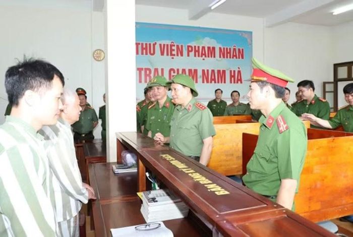 Thứ trưởng Lê Văn Tuyến động viên phạm nhân đang thi hành án tại Trại giam Nam Hà.