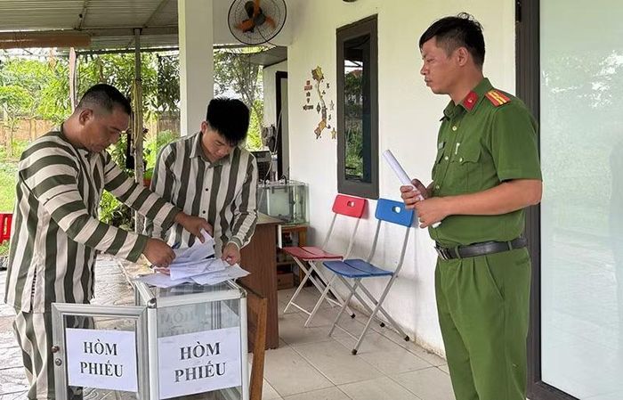 Phạm nhân kiểm đếm số phiếu bình bầu người được đề nghị đặc xá.