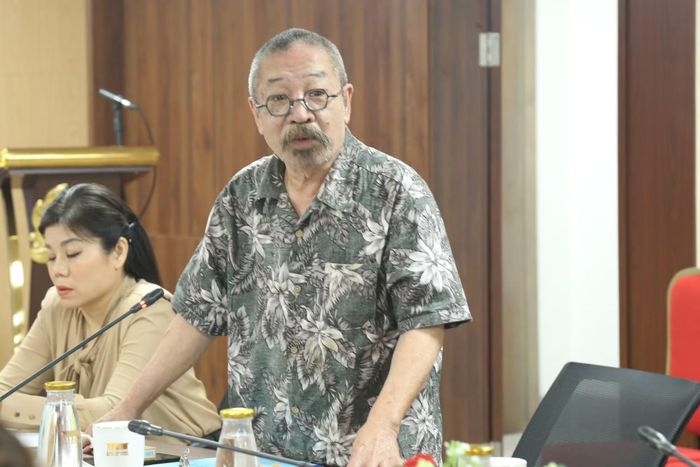 Đạo diễn, NSND Lê Hùng trao đổi với tập thể cán bộ, chiến sĩ, nghệ sĩ Nhà hát Kịch CAND.