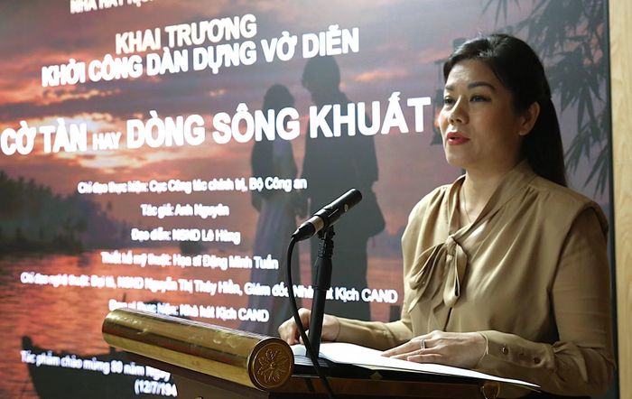  Đại tá, NSND Nguyễn Thị Thúy Hiền, Giám đốc Nhà hát Kịch CAND công bố khởi công vở diễn. 
