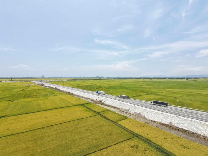 Xe ô tô vận hành trên tuyến cao tốc Chí Thạnh - Vân Phong qua cánh đồng lúa Tuy Hòa.