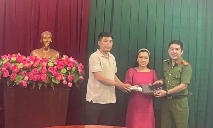  Cơ quan Công an trao trả tài sản bị mất cho chủ nhân. 
