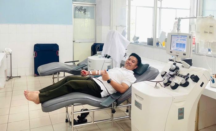 Thiếu tá Trần Văn Thức xuyên trưa hiến tiểu cầu cứu chữa bệnh nhân.