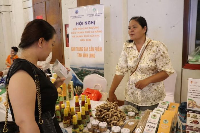 Bà Sơn Thị Đa Ni giới thiệu sản phẩm nhang làm từ thân và lá nghệ trắng.