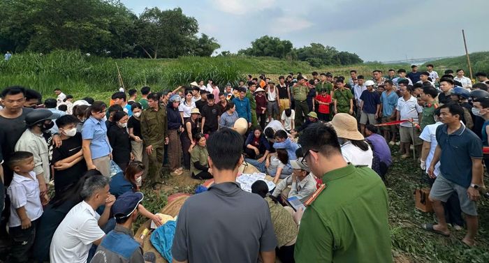 Thi thể các cháu học sinh được Phòng Cảnh sát PCCC và CNCH Công an tỉnh Phú Thọ phối hợp với người dân đưa lên bờ bàn giao cho gia đình.