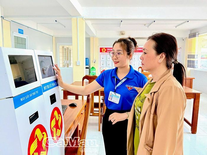  Cán bộ Trung tâm Phục vụ hành chính công xã Phú Mỹ hướng dẫn người dân thực hiện thủ tục hành chính thuộc lĩnh vực Tài chính - Kế hoạch - Công thương.