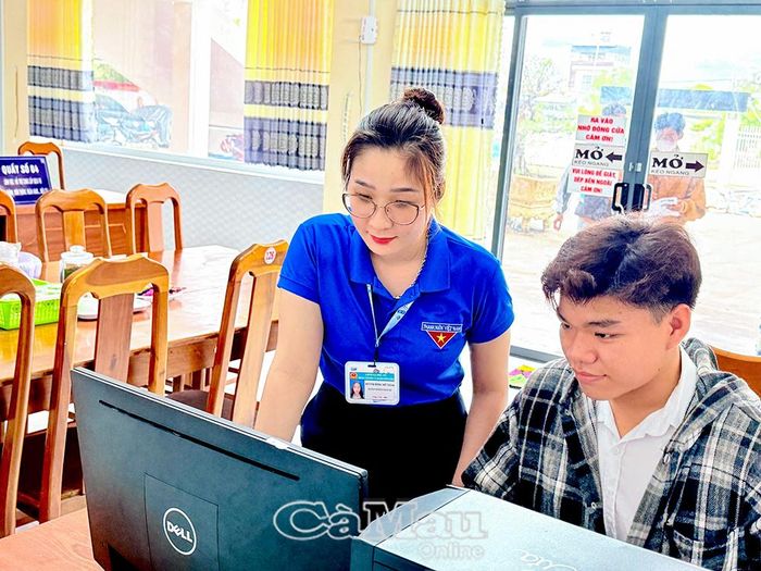 Cán bộ tận tình hướng dẫn người dân thực hiện thủ tục hành chính.
