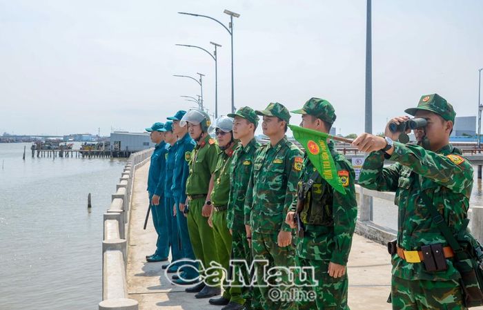 Ba lực lượng: công an, quân sự, biên phòng phối hợp tuần tra bảo đảm quốc phòng, an ninh, giữ vững chủ quyền biên giới biển.