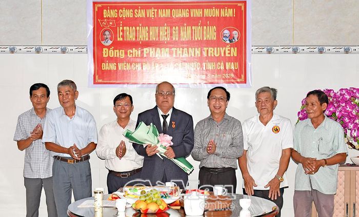 Phó Chủ tịch HĐND tỉnh Phan Hoàng Vũ chúc mừng đồng chí Phạm Thanh Truyền vinh dự nhận Huy hiệu 60 năm tuổi Đảng.