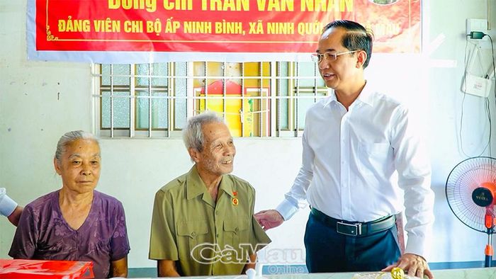 Đồng chí Hồ Thanh Thủy, Phó Bí thư Tỉnh ủy, Chủ tịch Ủy ban MTTQ Việt Nam tỉnh Cà Mau, trân trọng ghi nhận những cống hiến của đồng chí Trần Văn Nhan trong suốt quá trình công tác.