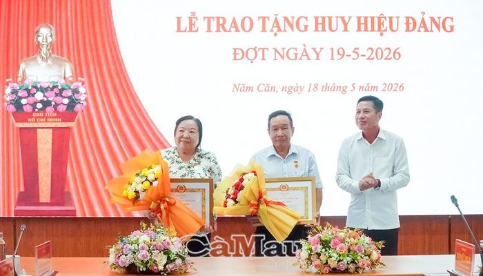 Trưởng ban Nội chính Tỉnh ủy Trần Hữu Phước trao Huy hiệu 45 năm tuổi Đảng cho đồng chí Trần Thanh Thủy (Chi bộ Ấp 7) và đồng chí Phạm Công Nhân (Chi bộ ấp Cái Nai).