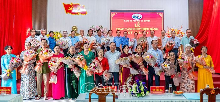 Đảng bộ phường An Xuyên có 36 đảng viên vinh dự nhận Huy hiệu Đảng trong dịp kỷ niệm 136 năm Ngày sinh Chủ tịch Hồ Chí Minh.