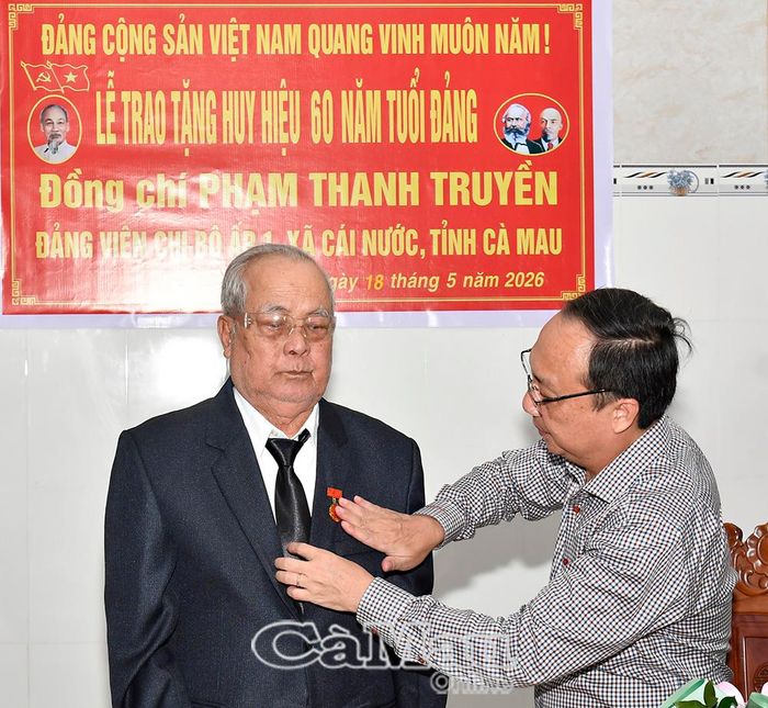 Phó Chủ tịch HĐND tỉnh Phan Hoàng Vũ trân trọng trao Huy hiệu 60 năm tuổi Đảng cho đồng chí Phạm Thanh Truyền, đảng viên Chi bộ Ấp 1, xã Cái Nước.
