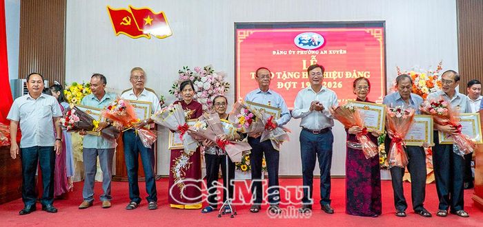 Đồng chí Hồ Văn Chung, Bí thư Đảng ủy, Chủ tịch HĐND phường An Xuyên, trao huy hiệu Đảng cho các đồng chí 45 tuổi Đảng, 50 tuổi Đảng và 55 tuổi Đảng.