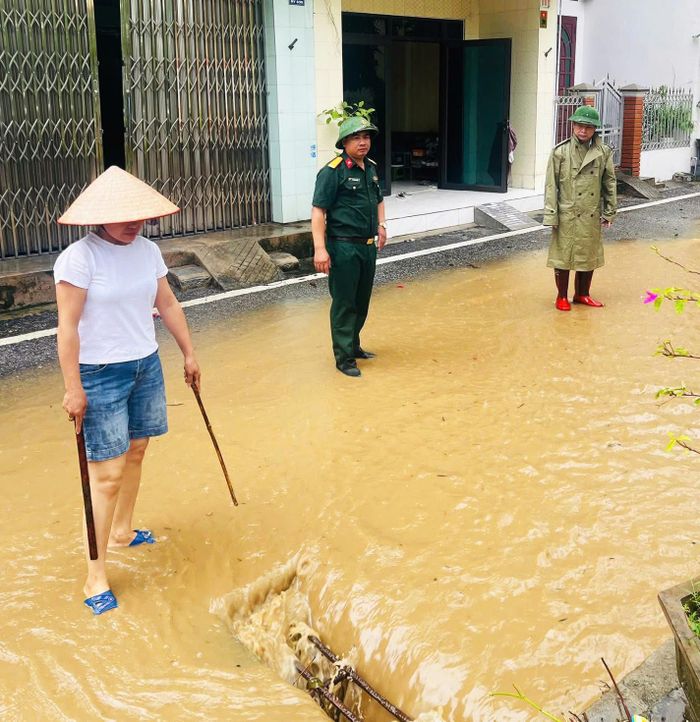 Người dân cùng chính quyền xã Quảng Hà đang chủ động tiêu thoát nước, đề phòng nguy cơ ngập úng.