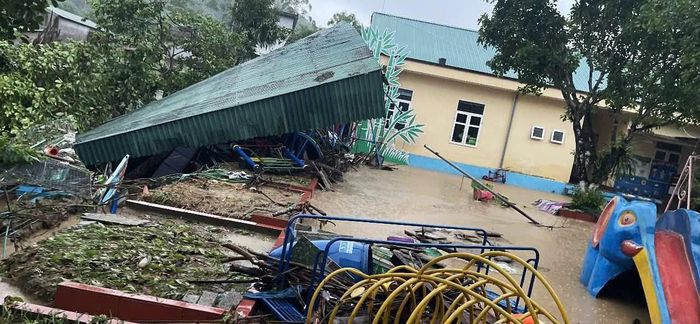 Mái che khu vui chơi của trường mầm non tại xã Đường Hoa bị dông lốc kéo sập.