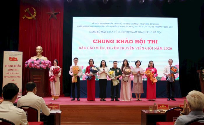 Đồng chí Bùi Huyền Mai và Phó Trưởng ban Tuyên giáo và Dân Vận Thành ủy Hà Nội Nguyễn Thị Huệ động viên các thí sinh trước khi tranh tài. Ảnh: MP